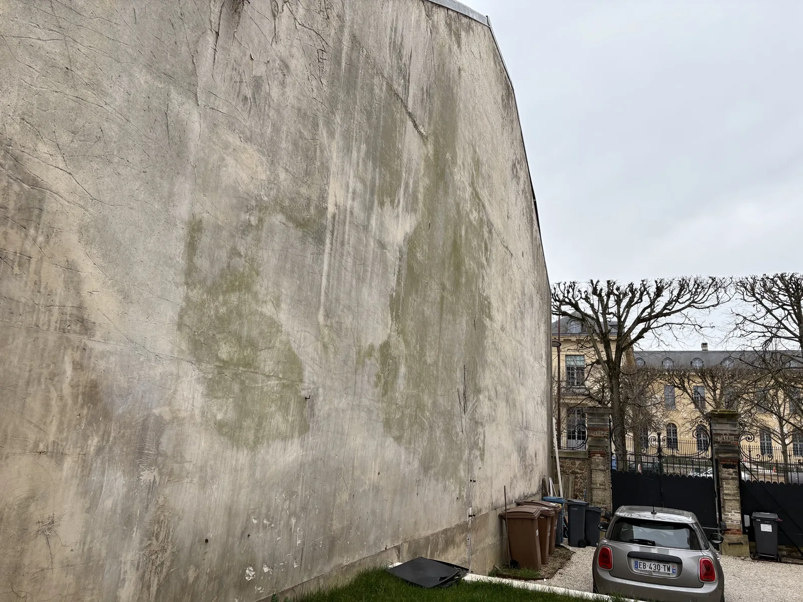 Ravalement de pignon en enduit sable-chaux Versailles — avant