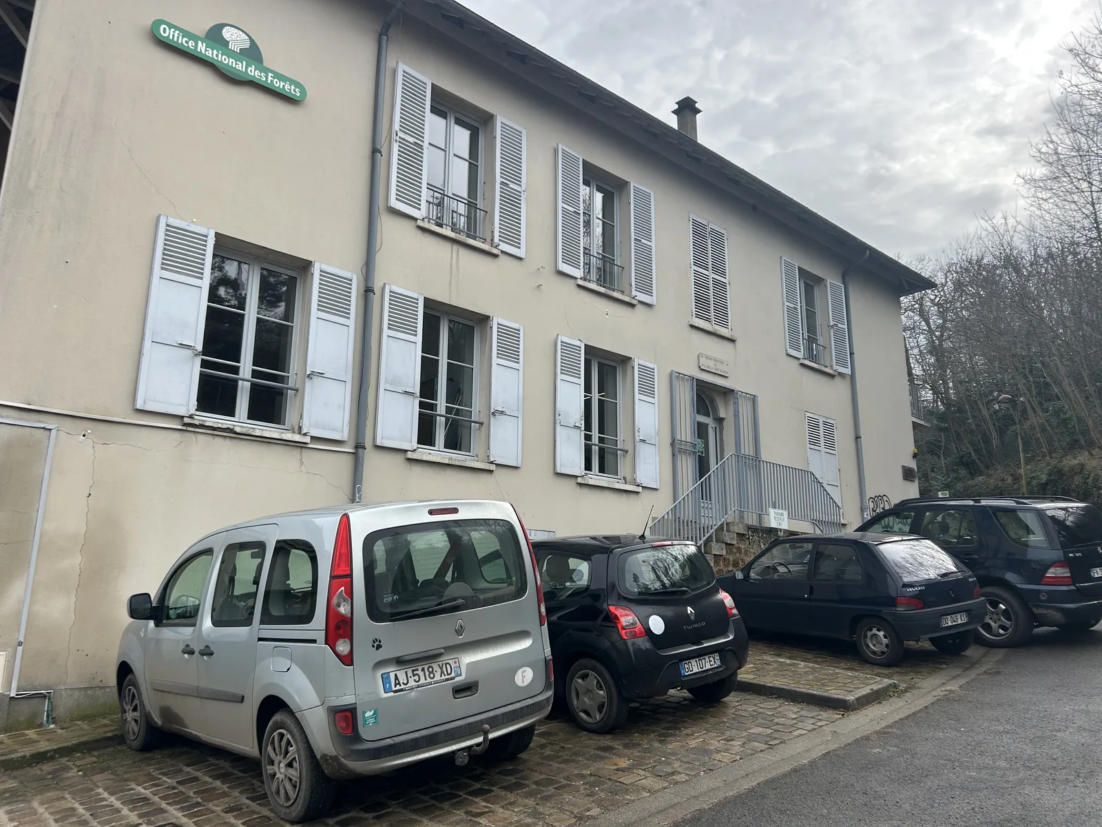 Rénovation totale de façades en plâtre-chaux Versailles — avant