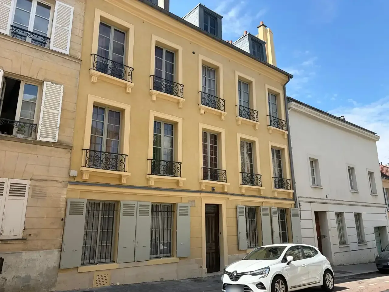 Ravalement à la chaux d'une maison de ville XVIIIᵉ Versailles quartier Saint-Louis — après
