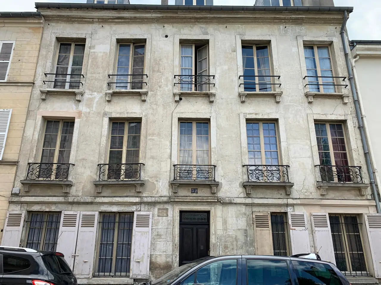 Ravalement à la chaux d'une maison de ville XVIIIᵉ Versailles quartier Saint-Louis — avant