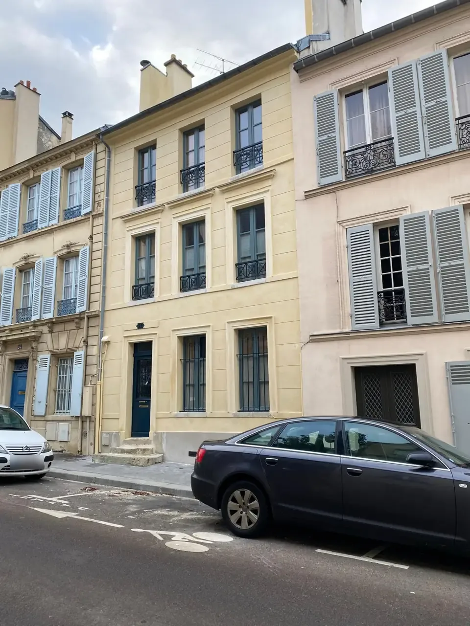 Ravalement d'une maison de ville et restitution des encadrements Versailles quartier Saint-Louis — après