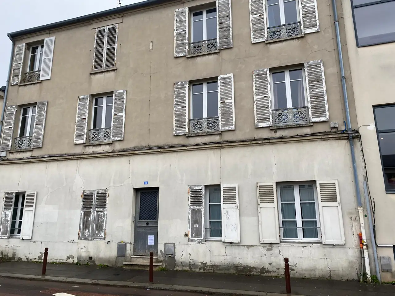 Ravalement d'immeuble et reprise des bossages Versailles quartier Chantiers — avant