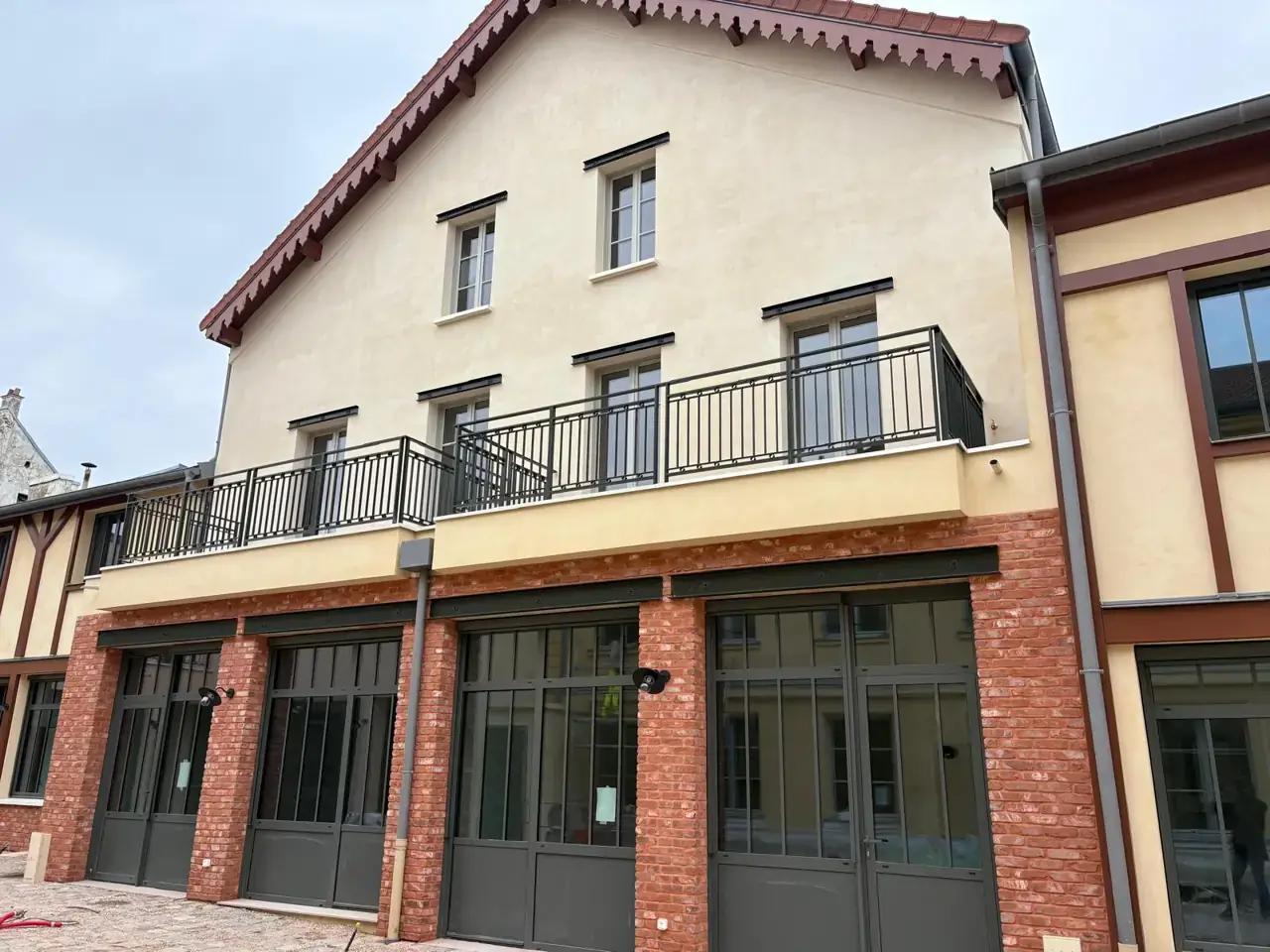 Réhabilitation de façades d'un ancien bâtiment d'activité Versailles quartier Notre-Dame — après