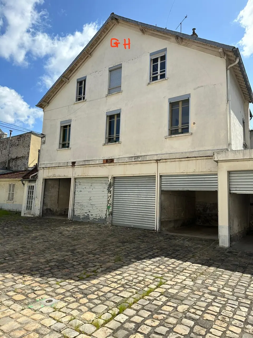 Réhabilitation de façades d'un ancien bâtiment d'activité Versailles quartier Notre-Dame — avant