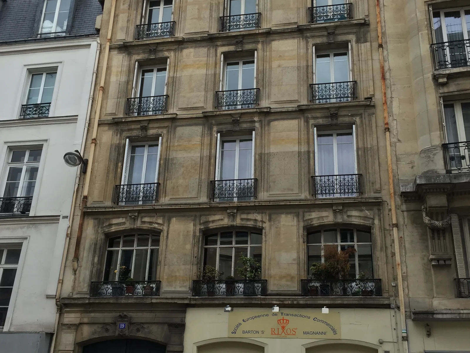 Rénovation haussmannienne — nettoyage pierre et zinguerie Paris — avant
