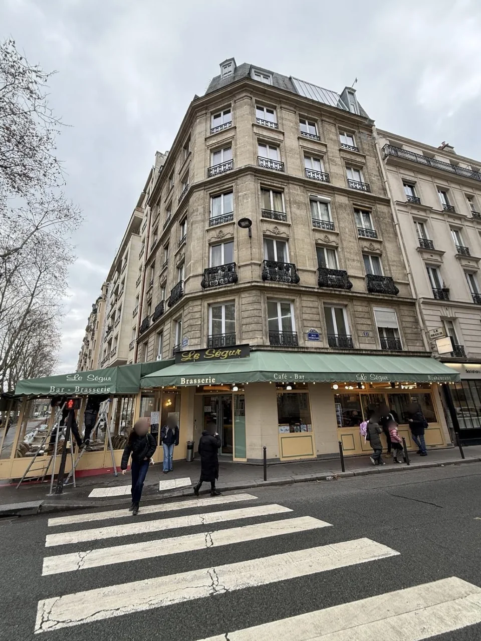 Façade en pierre de taille après nettoyage laser, immeuble d'angle avenue de Suffren et rue Pérignon, Paris 15ᵉ, échafaudage déposé — après